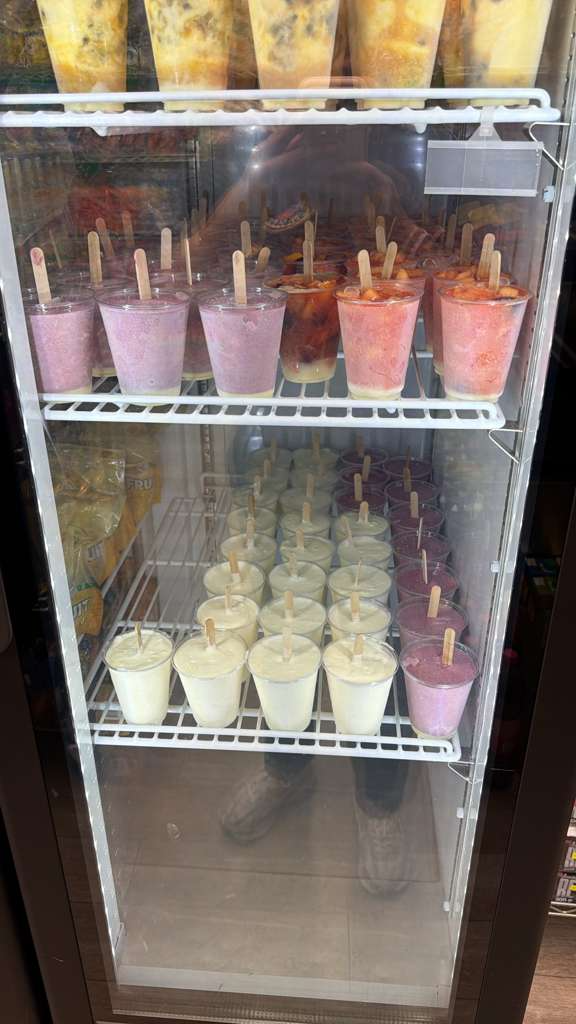 Helados caseros colombianos en nevera - salpicón, mora, coco, bocadillo con queso y maracuyá